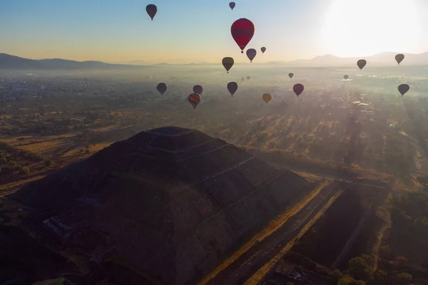Nascer Sol Balão Quente Sobre Pirâmide Teotihuacan — Fotografia de Stock