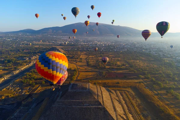 Napkelte Hőlégballonon Teotihuacan Piramis Felett — Stock Fotó