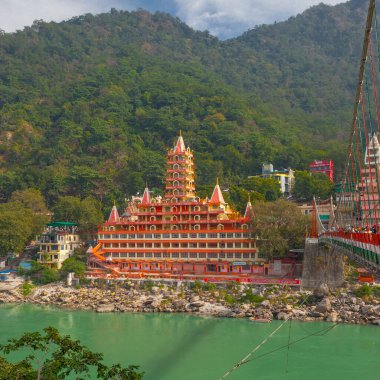 Rishikesh, Hindistan - 21 Kasım 2019. Ganga nehir seti manzarası, Lakshman Jhula köprüsü ve Tera Manzil Tapınağı, Trimbakeshwar in Rishikesh