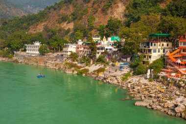 Rishikesh 'teki Lakshman Jhula Köprüsü' nden Ganga Nehri ve Himalayalar 'ın manzarası. 