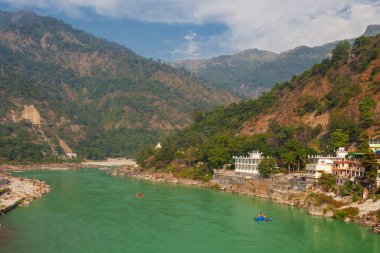 Rishikesh 'teki Lakshman Jhula Köprüsü' nden Ganga Nehri ve Himalayalar 'ın manzarası. 