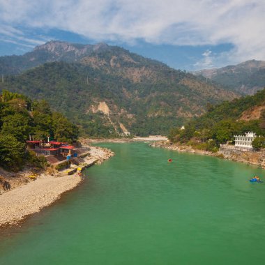 Rishikesh 'teki Lakshman Jhula Köprüsü' nden Ganga Nehri ve Himalayalar 'ın manzarası. 