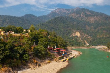 Rishikesh 'teki Lakshman Jhula Köprüsü' nden Ganga Nehri ve Himalayalar 'ın manzarası. 