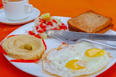 Hindistan 'da yumurtalı, humuslu ve salatalı İsrail kahvaltısı