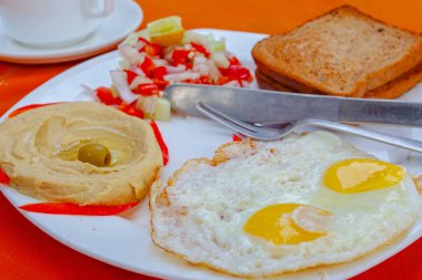 Hindistan 'da yumurtalı, humuslu ve salatalı İsrail kahvaltısı