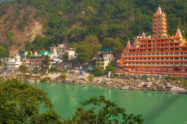 Rishikesh, Hindistan - 21 Kasım 2019. Ganga nehir seti manzarası, Lakshman Jhula köprüsü ve Tera Manzil Tapınağı, Trimbakeshwar in Rishikesh