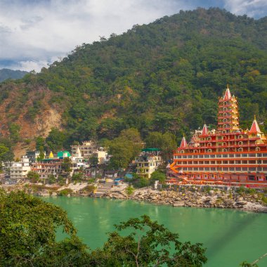 Rishikesh, Hindistan - 21 Kasım 2019. Ganga nehir seti manzarası, Lakshman Jhula köprüsü ve Tera Manzil Tapınağı, Trimbakeshwar in Rishikesh