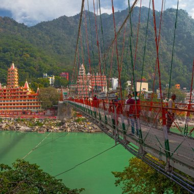 Rishikesh, Hindistan - 21 Kasım 2019. Ganga nehir seti manzarası, Lakshman Jhula köprüsü ve Tera Manzil Tapınağı, Trimbakeshwar in Rishikesh