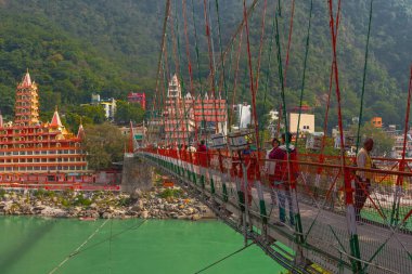 Rishikesh, Hindistan - 21 Kasım 2019. Ganga nehir seti manzarası, Lakshman Jhula köprüsü ve Tera Manzil Tapınağı, Trimbakeshwar in Rishikesh