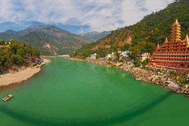 Rishikesh, Hindistan - 21 Kasım 2019. Ganga nehir seti manzarası, Lakshman Jhula köprüsü ve Tera Manzil Tapınağı, Trimbakeshwar in Rishikesh