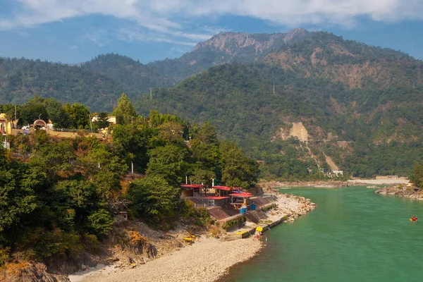 Rishikesh 'teki Lakshman Jhula Köprüsü' nden Ganga Nehri ve Himalayalar 'ın manzarası. 