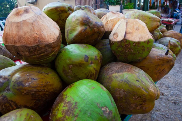 Rishikesh Caddesindeki Markette Taze Hindistan Cevizi Yiyip Içmeye Hazır — Stok fotoğraf