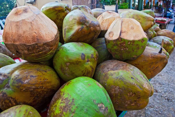 Świeże Kokosy Gotowe Jedzenia Picia Rynku Rishikesh Street — Zdjęcie stockowe