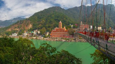 Rishikesh, Hindistan - 21 Kasım 2019. Ganga nehir seti manzarası, Lakshman Jhula köprüsü ve Tera Manzil Tapınağı, Trimbakeshwar in Rishikesh