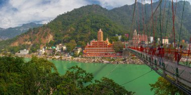 Rishikesh, Hindistan - 21 Kasım 2019. Ganga nehir seti manzarası, Lakshman Jhula köprüsü ve Tera Manzil Tapınağı, Trimbakeshwar in Rishikesh