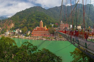 Rishikesh, Hindistan - 21 Kasım 2019. Ganga nehir seti manzarası, Lakshman Jhula köprüsü ve Tera Manzil Tapınağı, Trimbakeshwar in Rishikesh