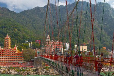 Rishikesh, Hindistan - 21 Kasım 2019. Ganga nehir seti manzarası, Lakshman Jhula köprüsü ve Tera Manzil Tapınağı, Trimbakeshwar in Rishikesh