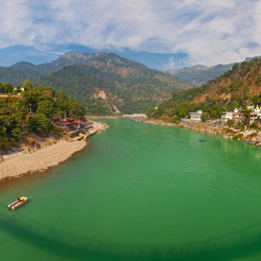 Rishikesh 'teki Lakshman Jhula Köprüsü' nden Ganga Nehri ve Himalayalar 'ın manzarası. 