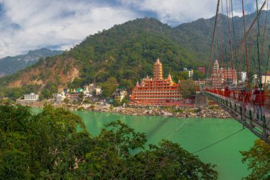 Rishikesh, Hindistan - 21 Kasım 2019. Ganga nehir seti manzarası, Lakshman Jhula köprüsü ve Tera Manzil Tapınağı, Trimbakeshwar in Rishikesh