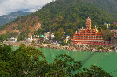 Rishikesh, Hindistan - 21 Kasım 2019. Ganga nehir seti manzarası, Lakshman Jhula köprüsü ve Tera Manzil Tapınağı, Trimbakeshwar in Rishikesh