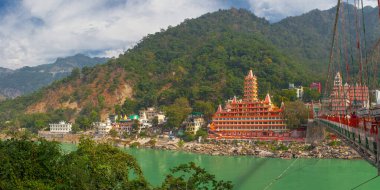 Rishikesh, Hindistan - 21 Kasım 2019. Ganga nehir seti manzarası, Lakshman Jhula köprüsü ve Tera Manzil Tapınağı, Trimbakeshwar in Rishikesh