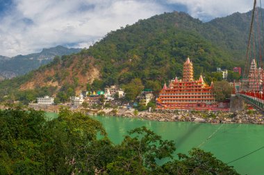 Rishikesh, Hindistan - 21 Kasım 2019. Ganga nehir seti manzarası, Lakshman Jhula köprüsü ve Tera Manzil Tapınağı, Trimbakeshwar in Rishikesh