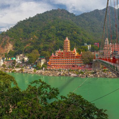 Rishikesh, Hindistan - 21 Kasım 2019. Ganga nehir seti manzarası, Lakshman Jhula köprüsü ve Tera Manzil Tapınağı, Trimbakeshwar in Rishikesh