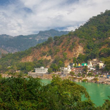 Rishikesh 'teki Lakshman Jhula Köprüsü' nden Ganga Nehri ve Himalayalar 'ın manzarası. 