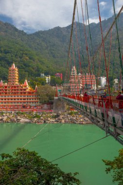 Rishikesh, Hindistan - 21 Kasım 2019. Ganga nehir seti manzarası, Lakshman Jhula köprüsü ve Tera Manzil Tapınağı, Trimbakeshwar in Rishikesh