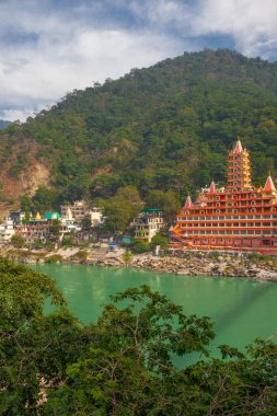 Rishikesh, Hindistan - 21 Kasım 2019. Ganga nehir seti manzarası, Lakshman Jhula köprüsü ve Tera Manzil Tapınağı, Trimbakeshwar in Rishikesh