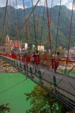 Rishikesh, Hindistan - 21 Kasım 2019. Ganga nehir seti manzarası, Lakshman Jhula köprüsü ve Tera Manzil Tapınağı, Trimbakeshwar in Rishikesh