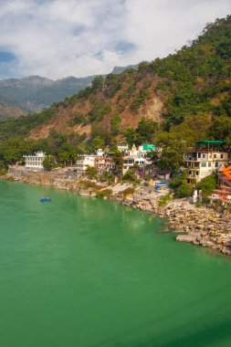 Rishikesh 'teki Lakshman Jhula Köprüsü' nden Ganga Nehri ve Himalayalar 'ın manzarası. 