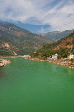Rishikesh 'teki Lakshman Jhula Köprüsü' nden Ganga Nehri ve Himalayalar 'ın manzarası. 