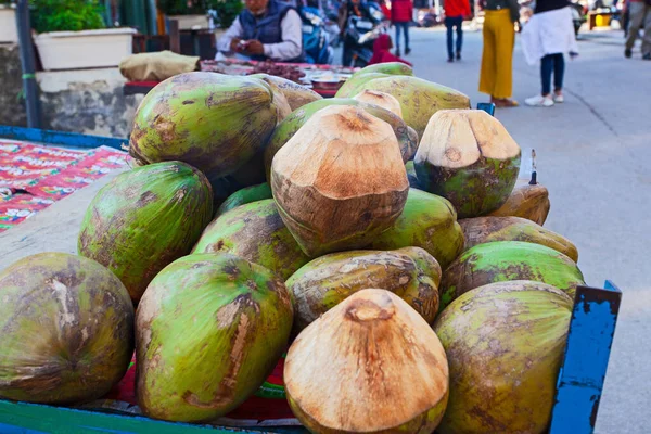 Čerstvý Kokos Připravený Jídlu Pití Trhu Rishikesh Street — Stock fotografie