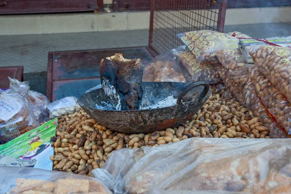 リシチェシのストリートマーケットで食べる準備ができている新鮮なナッツの品揃え — ストック写真