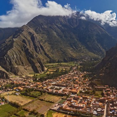 Kutsal Cusco Vadisi 'ndeki Ollantaytambo arkeolojik alanının havadan görüntüsü. Peru