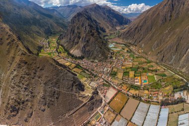 Kutsal Cusco Vadisi 'ndeki Ollantaytambo arkeolojik alanının havadan görüntüsü. Peru