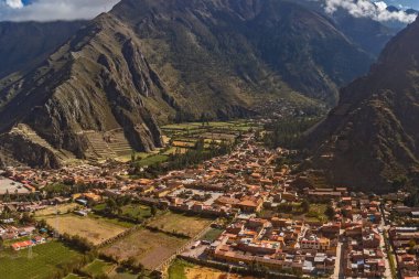 Kutsal Cusco Vadisi 'ndeki Ollantaytambo arkeolojik alanının havadan görüntüsü. Peru