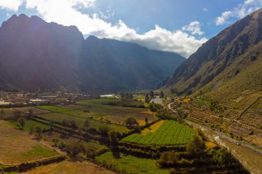 Kutsal Cusco Vadisi 'ndeki Ollantaytambo arkeolojik alanının havadan görüntüsü. Peru