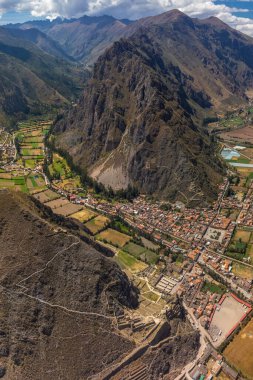 Kutsal Cusco Vadisi 'ndeki Ollantaytambo arkeolojik alanının havadan görüntüsü. Peru