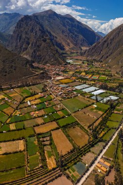 Kutsal Cusco Vadisi 'ndeki Ollantaytambo arkeolojik alanının havadan görüntüsü. Peru