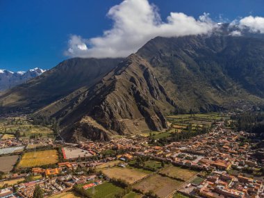 Kutsal Cusco Vadisi 'ndeki Ollantaytambo arkeolojik alanının havadan görüntüsü. Peru