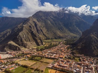 Kutsal Cusco Vadisi 'ndeki Ollantaytambo arkeolojik alanının havadan görüntüsü. Peru