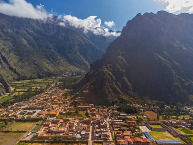 Kutsal Cusco Vadisi 'ndeki Ollantaytambo arkeolojik alanının havadan görüntüsü. Peru