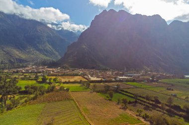 Kutsal Cusco Vadisi 'ndeki Ollantaytambo arkeolojik alanının havadan görüntüsü. Peru