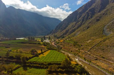 Kutsal Cusco Vadisi 'ndeki Ollantaytambo arkeolojik alanının havadan görüntüsü. Peru