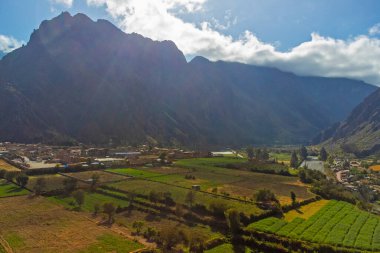 Kutsal Cusco Vadisi 'ndeki Ollantaytambo arkeolojik alanının havadan görüntüsü. Peru