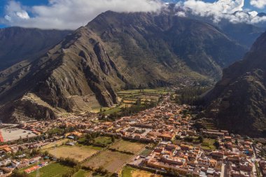 Kutsal Cusco Vadisi 'ndeki Ollantaytambo arkeolojik alanının havadan görüntüsü. Peru