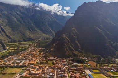 Kutsal Cusco Vadisi 'ndeki Ollantaytambo arkeolojik alanının havadan görüntüsü. Peru
