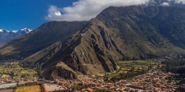 Kutsal Cusco Vadisi 'ndeki Ollantaytambo arkeolojik alanının havadan görüntüsü. Peru